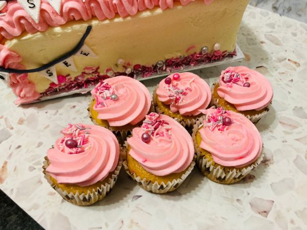 Custom gender reveal cake - Image 3